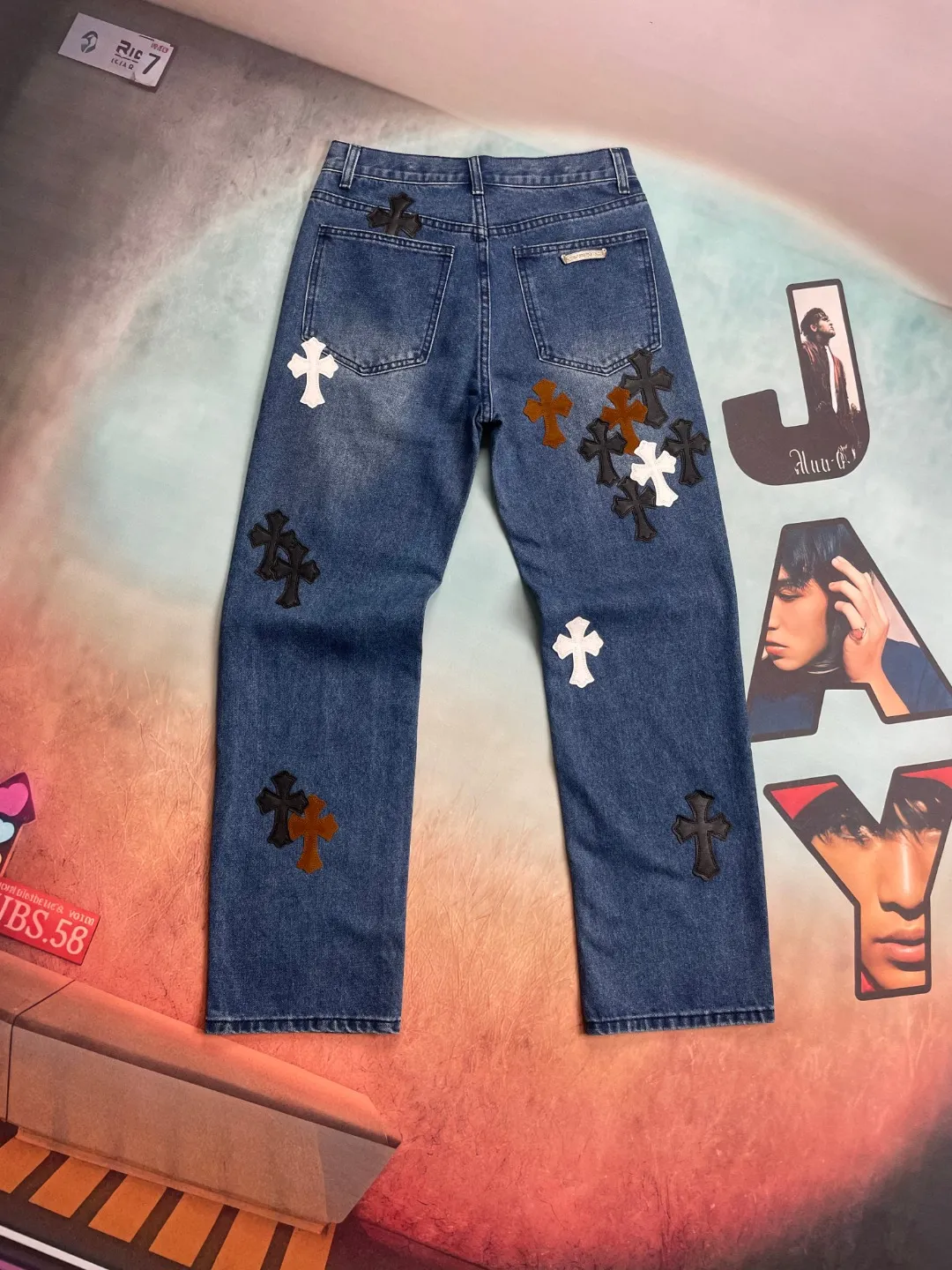 🅿️280 🔘Style number-KL125 🔘Cro Xin𝐂𝐡𝐫𝐨𝐦𝐞 𝐇𝐞𝐚𝐫𝐭 Matty Boy Sex Records series limited edition leather multi-color high street work jeans* [same style as Wang Chuqin] Among Cro Xin’s many items, this CH Jeans are the best. The production process is extremely complicated. The finished product needs to be washed first, then disassembled. The sheepskin cross skins are carefully sewn by hand, and then re-joined. The process is complicated and difficult to be detailed. Once you get it, you can intuitively feel the high-end texture that hits your face, and use your strength to explain what "good looks come first". It is made of beaded canvas fabric. After being washed with heavy water, the texture of the upper body becomes more mellow and the shape of the pants is also more straight. The whole trousers use three-dimensional cutting technology, and the shape is unique. The hardware is customized according to ZP genuine standards, and the thick beaded canvas fabric is not only soft after washing, but also has excellent breathability. Paired with an ingenious customized small leather label, the details are exquisite and simple yet elegant. The trousers are of exquisite workmanship, and every trace is neat and detailed, showing excellent quality.  Size: S M L XL XXL (28.30.32.34.36) Color: Blue